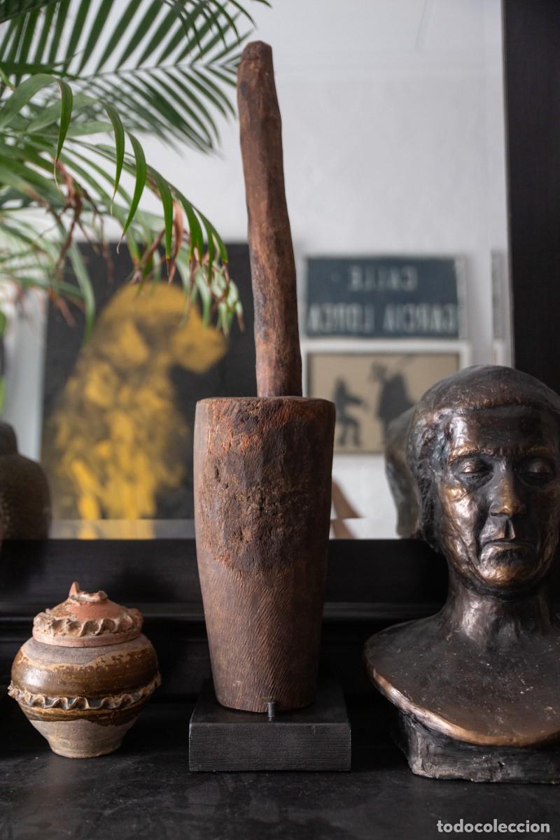 Antig&uuml;edades: Mortero de madera muy antiguo con pil&oacute;n y base. - Foto 12