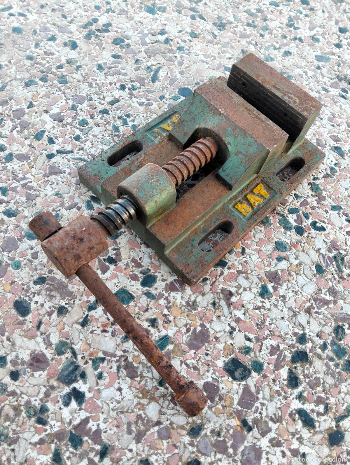 Antiques: Antigua mordaza de banco estilo industrial de metal hierro tornillo de prensa de los a&ntilde;os 50