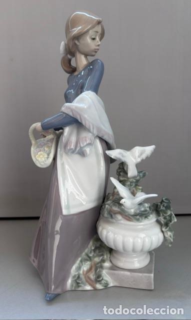 Antiques: Figura porcelana Lladro de joven con palomas travieosas