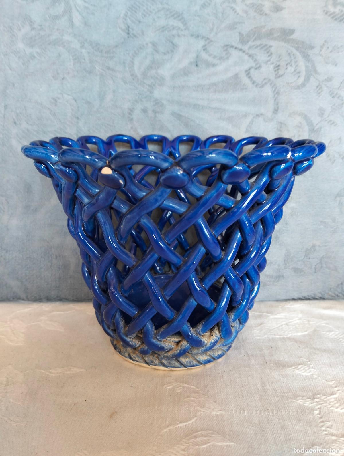 Antiquit&auml;ten: Cesta macetero de porcelana trenzada cer&aacute;mica color azul antigua jarr&oacute;n a&ntilde;os 40-50