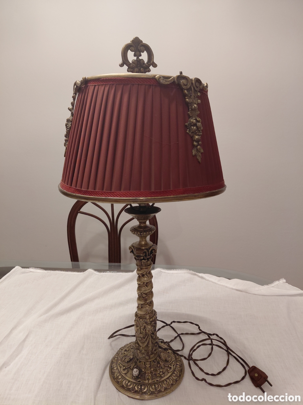 Antig&uuml;edades: ANTIGUA LAMPARA DE SOBREMESA ESTILO IMPERIO BRONCE Y TULIPA PLISADA.ENCHUFE DE BAQUELITA.FUNCIONA