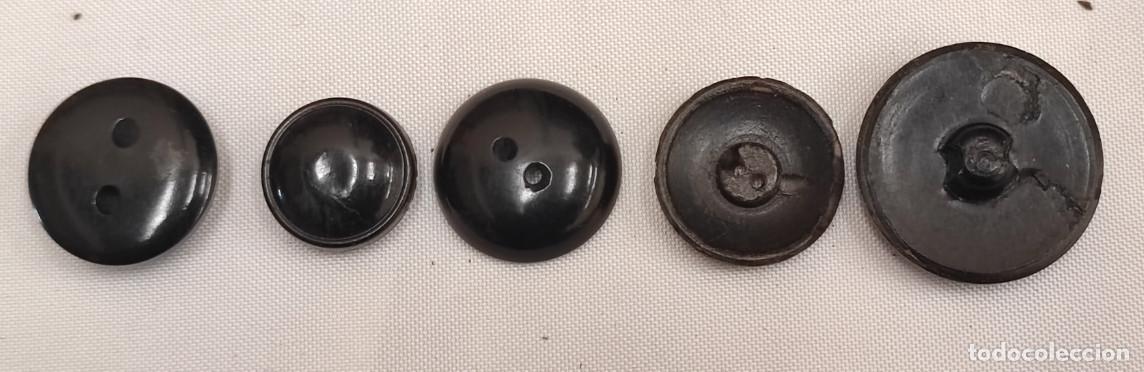 Antig&uuml;edades: JUEGO DE 5 BOTONES ANTIGUOS - Foto 2