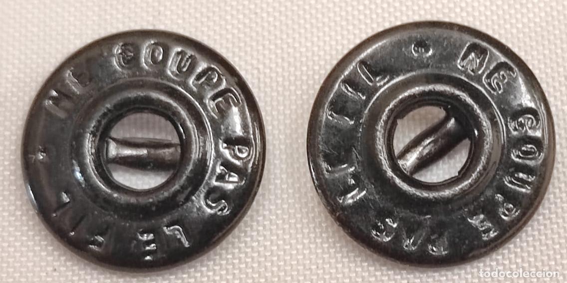 Oggetti Antichi: JUEGO DE 2 BOTONES ANTIGUOS, NE COUPE PAS LE FIL, 15 MM