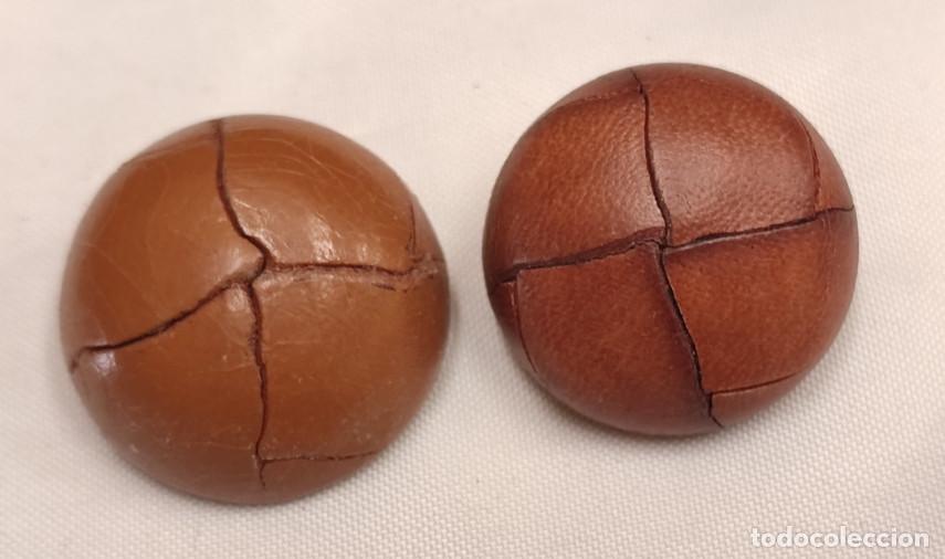 Antiguidades: LOTE DE 2 BOTONES ANTIGUOS FORRADOS DE PIEL, 24 Y 25 MM