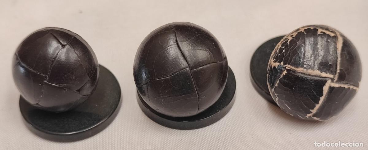 Antiques: LOTE DE 3 BOTONES ANTIGUOS FORRADOS DE PIEL, USADOS DE EXPOSICION, CON EXPOSITORES, 22 23 Y 24 MM