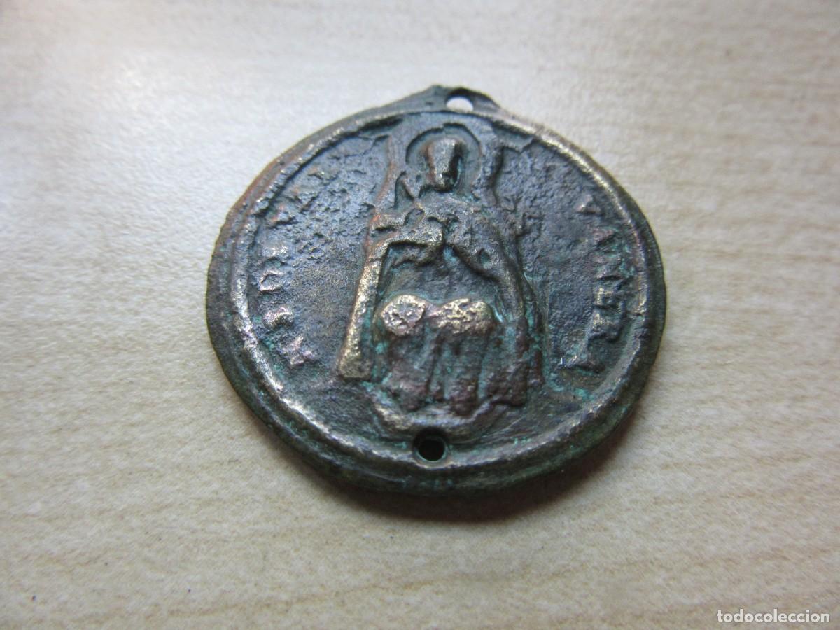 Antiques: Medalla grande de N.S. de Valvanera y San Benito S XVIII Di&aacute;metro 2,6 cm Reutilizada en &eacute;poca