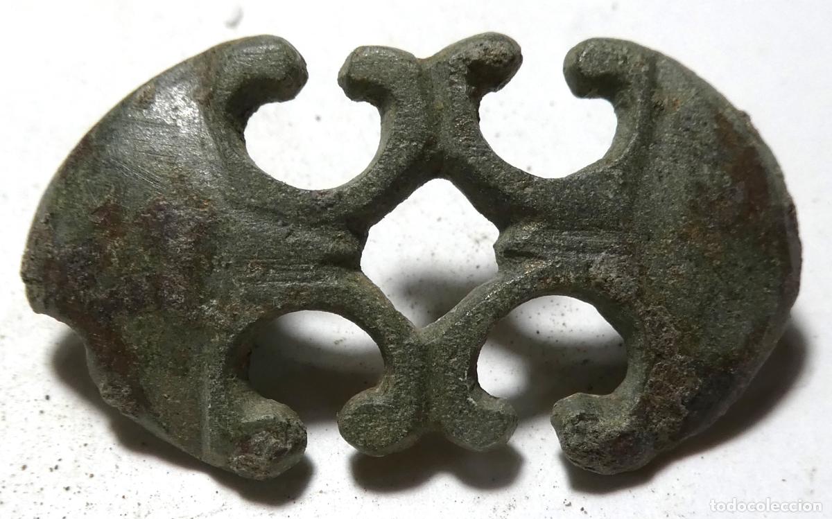 Antig&uuml;edades: Antiguo aplique en forma de doble Pelta