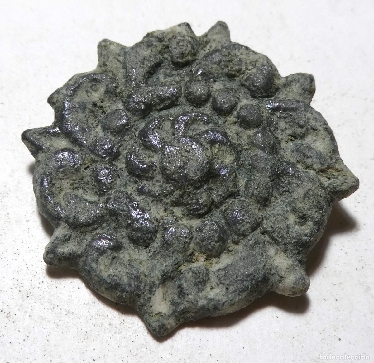 Antig&uuml;edades: Antiguo clavo decorativo mide 3,3 cm