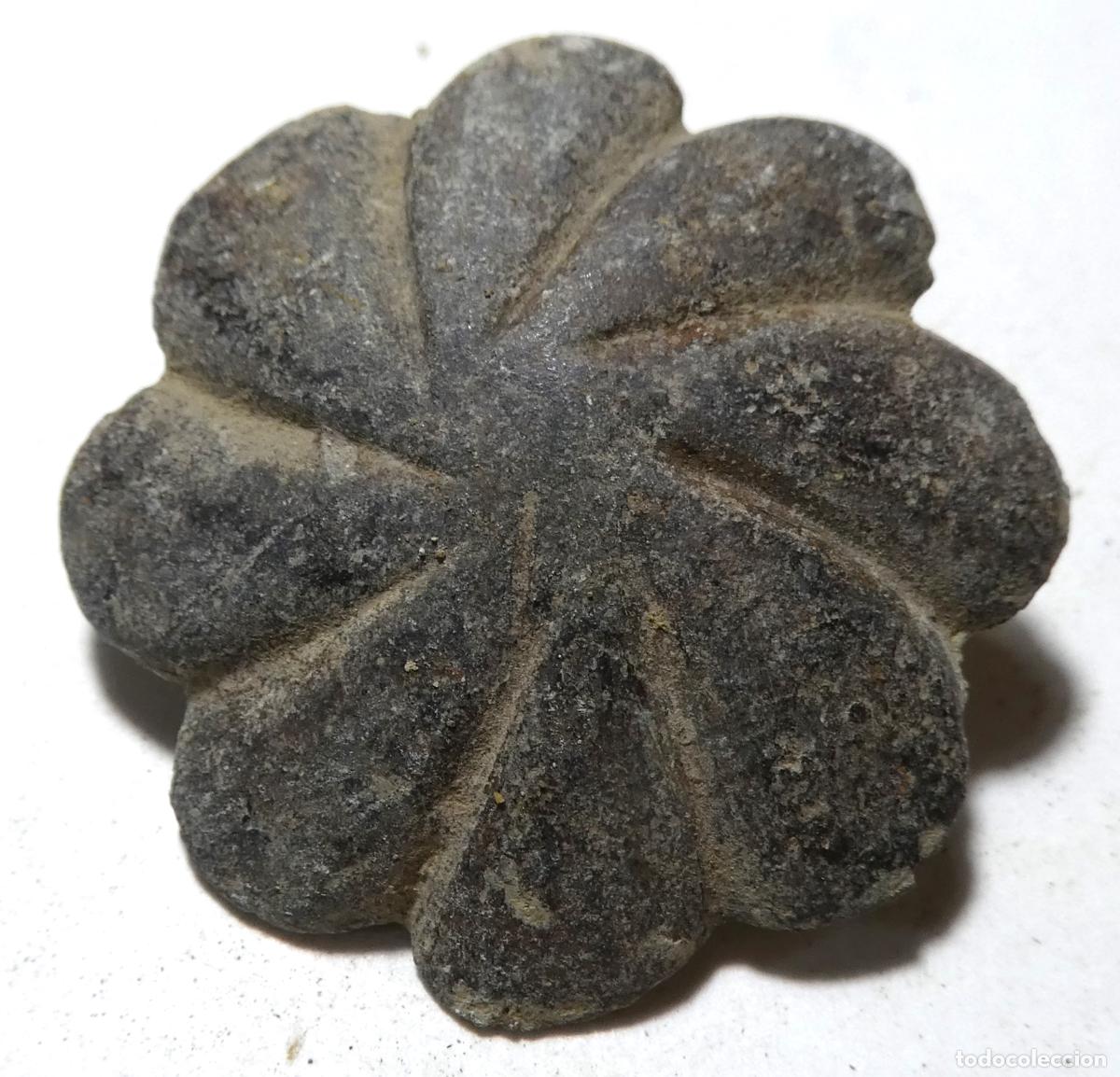 Antig&uuml;edades: Antiguo clavo decorativo mide 3,3 cm