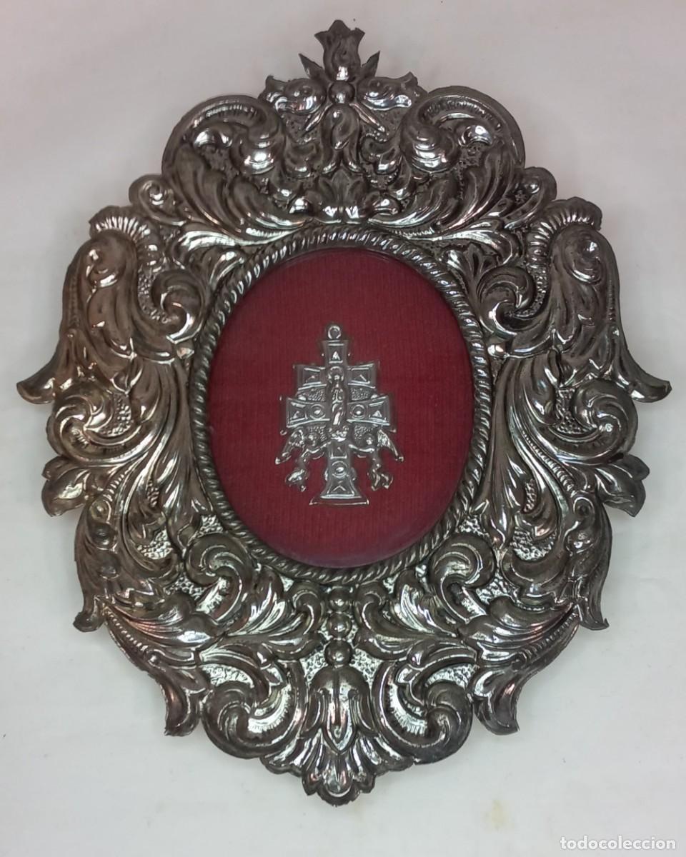 Antig&uuml;edades: ANTIGUO RELICARIO REPUJADO DE LATON Y ACRISTALADO CON LA CRUZ DE CARAVACA