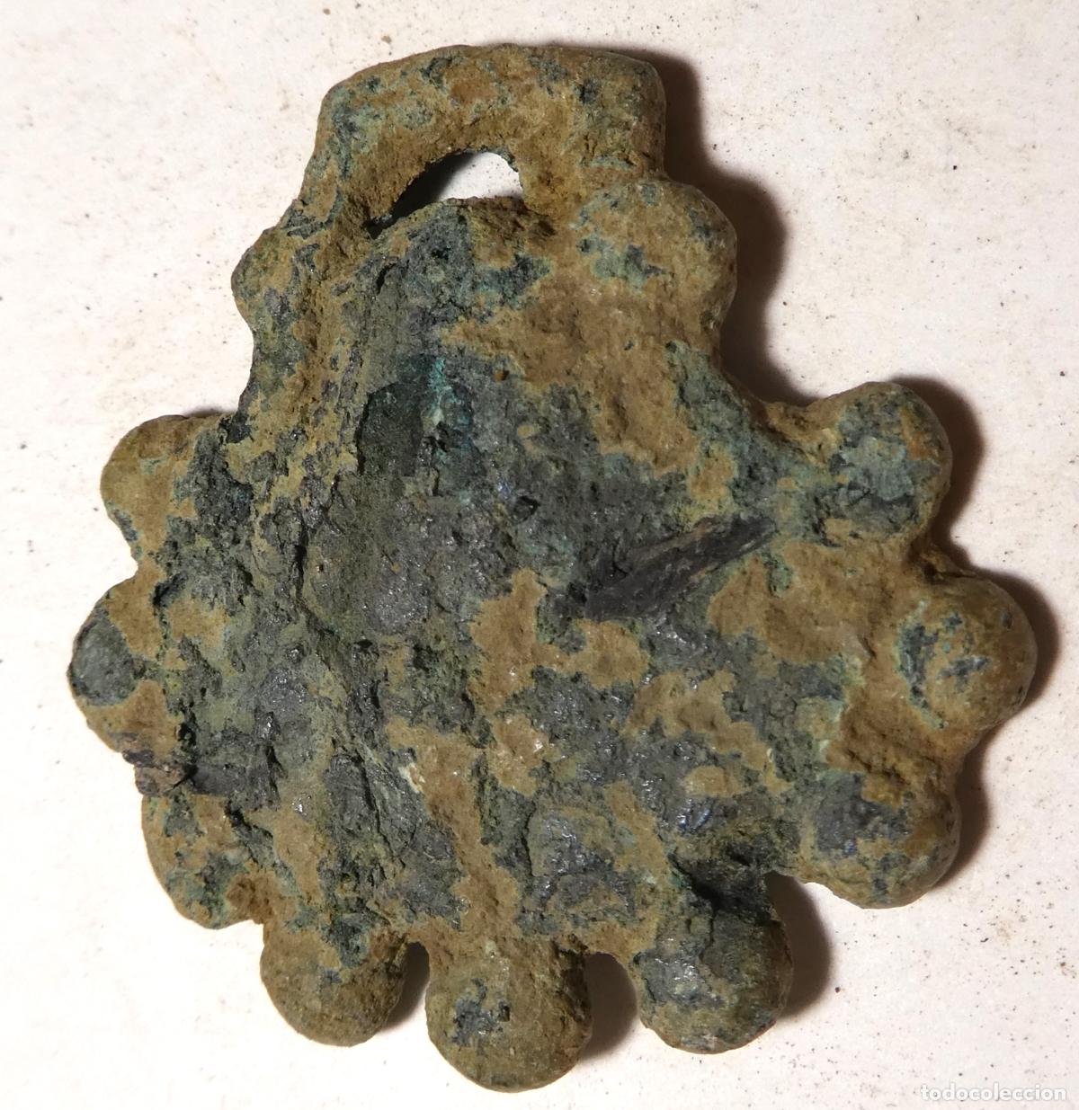 Antig&uuml;edades: Antiguo aplique para arn&eacute;s de caballo, mide 3,5X3,5 cm