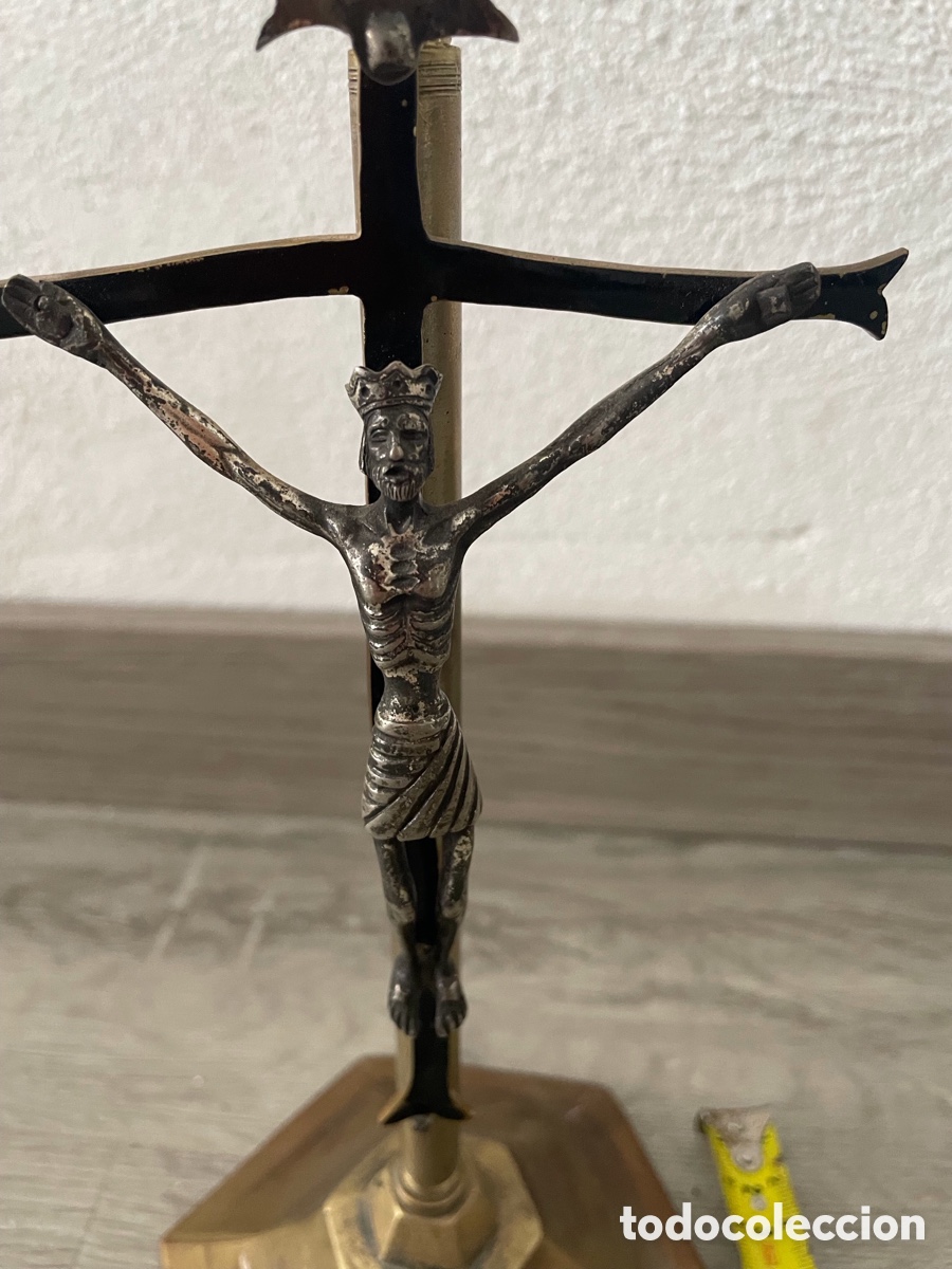 Antig&uuml;edades: Cristo crucificado en peana