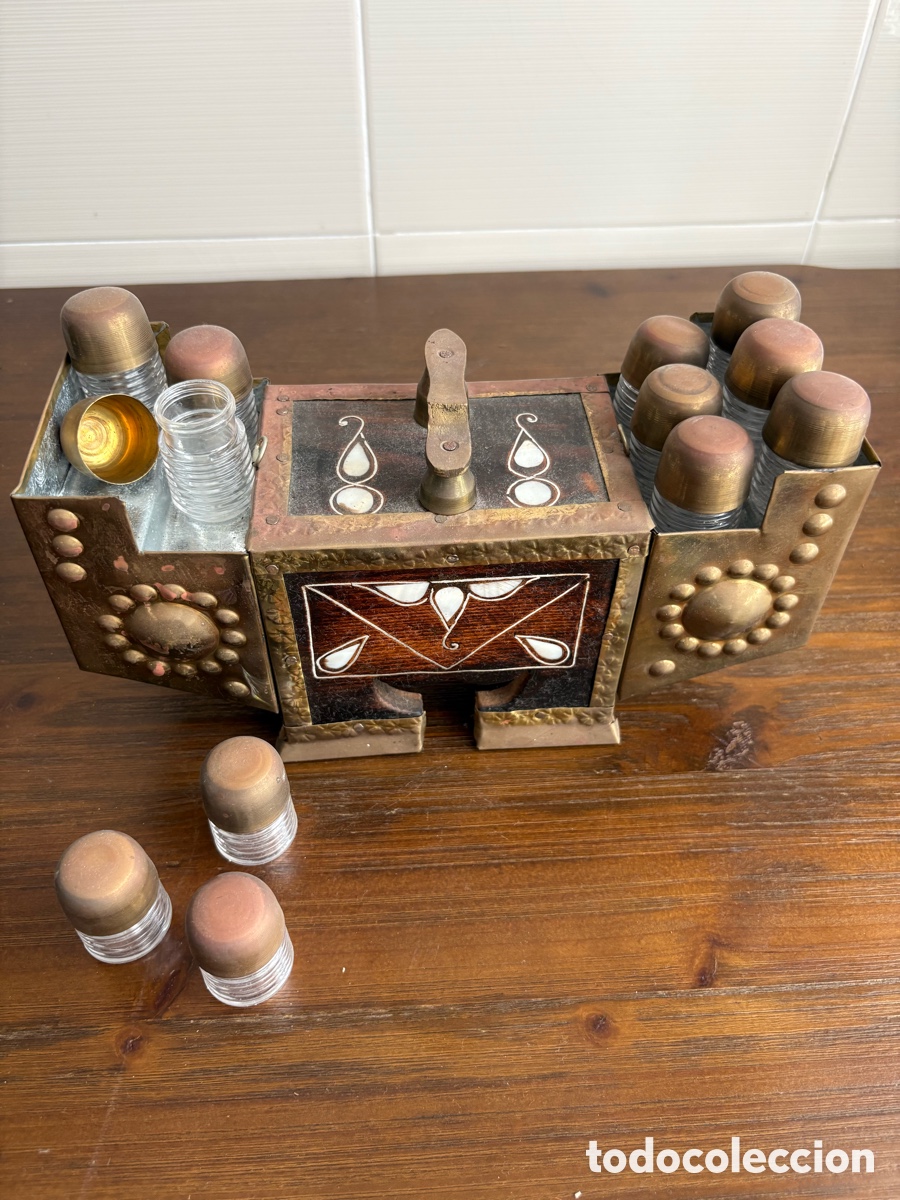 Antig&uuml;edades: Antiguo limpiabotas de sobremesa con 12 tarros para bet&uacute;n &ndash; Estilo Modernista / Art D&eacute;co