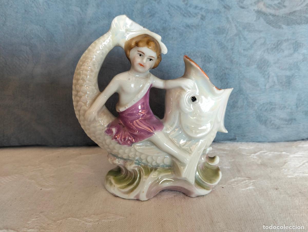 Oggetti Antichi: Figura palillero violetero de porcelana biscuit blanca ni&ntilde;o montando pez pescado principios S.XX