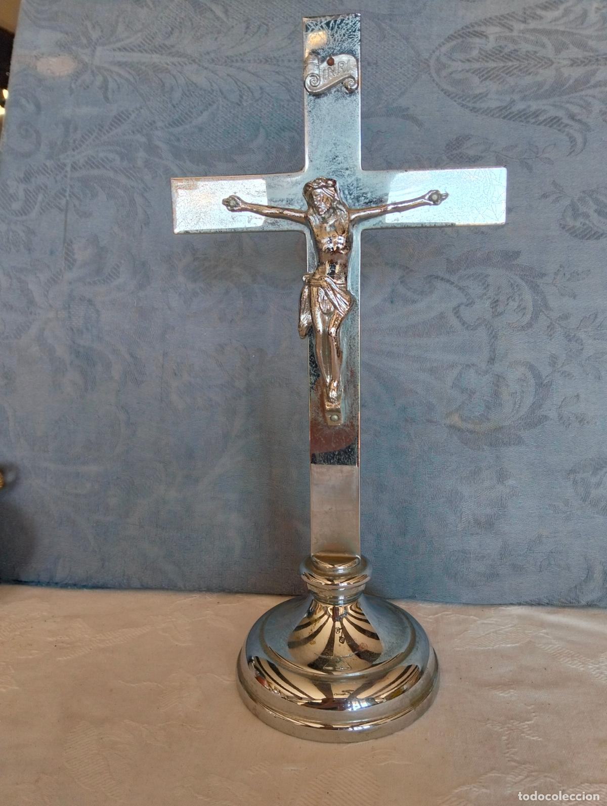 Antig&uuml;edades: Crucifijo de sobremesa de metal color plateado inri Jes&uacute;s crucificado en la cruz a&ntilde;os 50-60