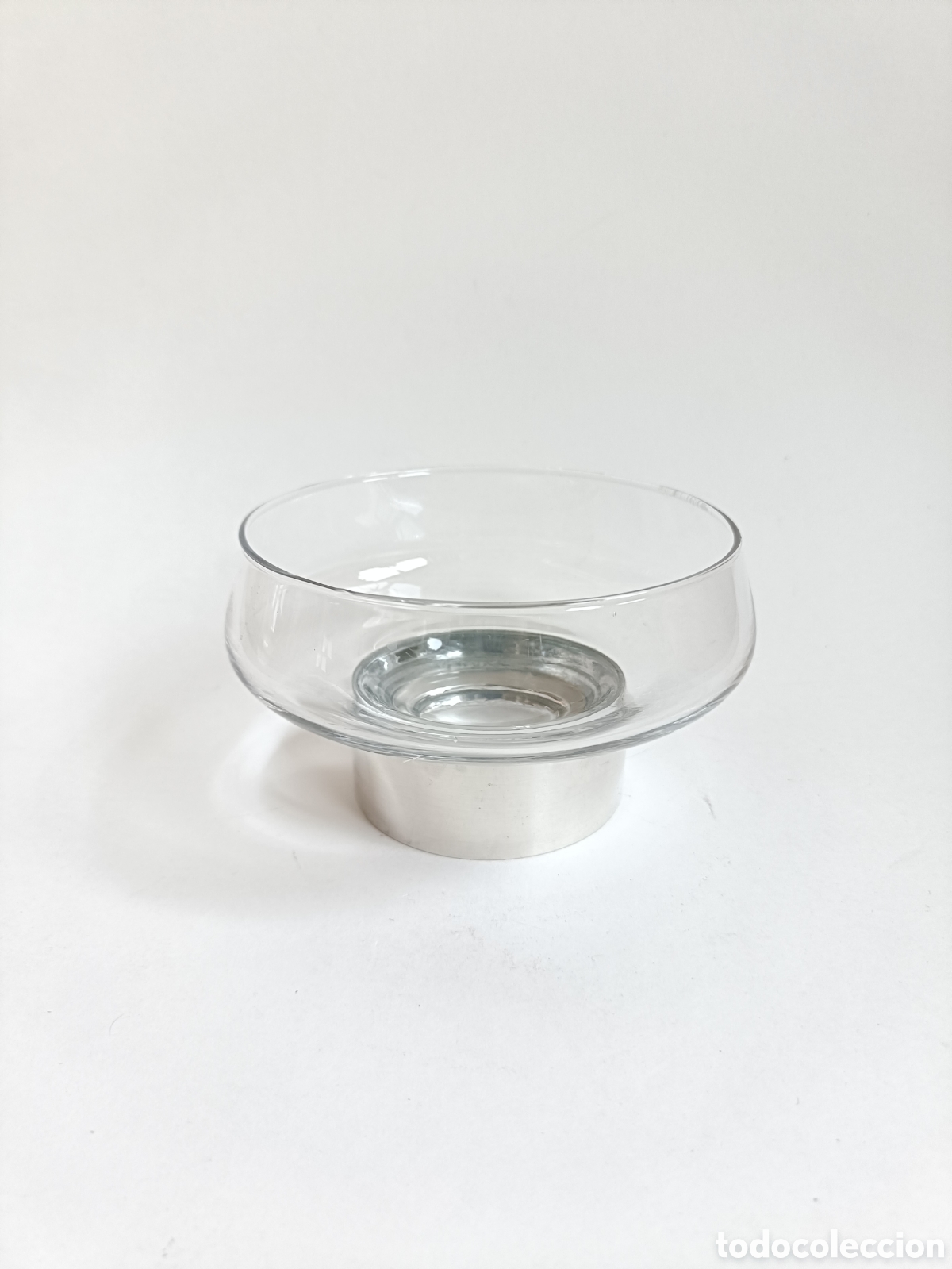 Antig&uuml;edades: Lote de 5 cuencos de cristal con base met&aacute;lica plateada.