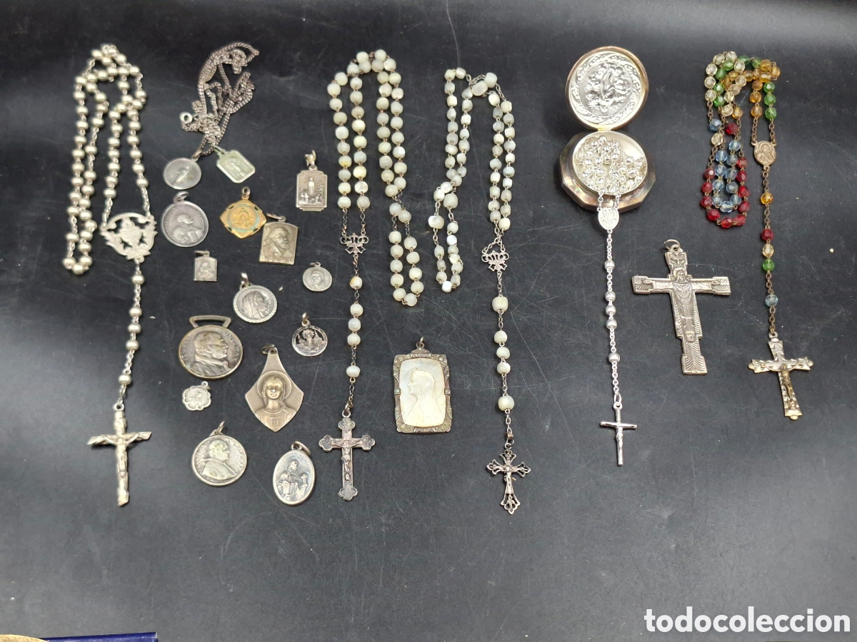 Antiquit&eacute;s: Rosarios antiguos n&aacute;car y otros y medallas algunas de plata