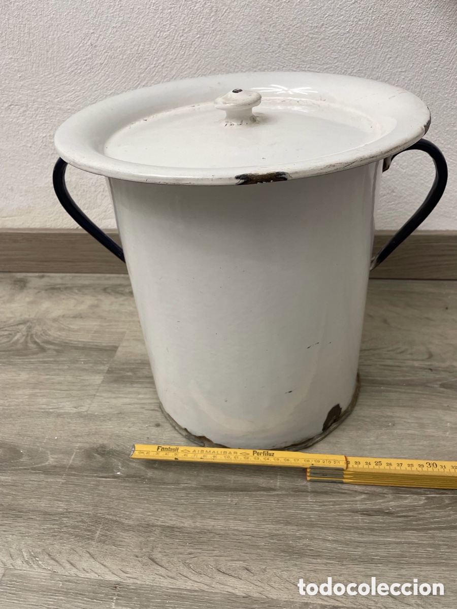 Antig&uuml;edades: Cubo metal esmaltado antiguo con tapa