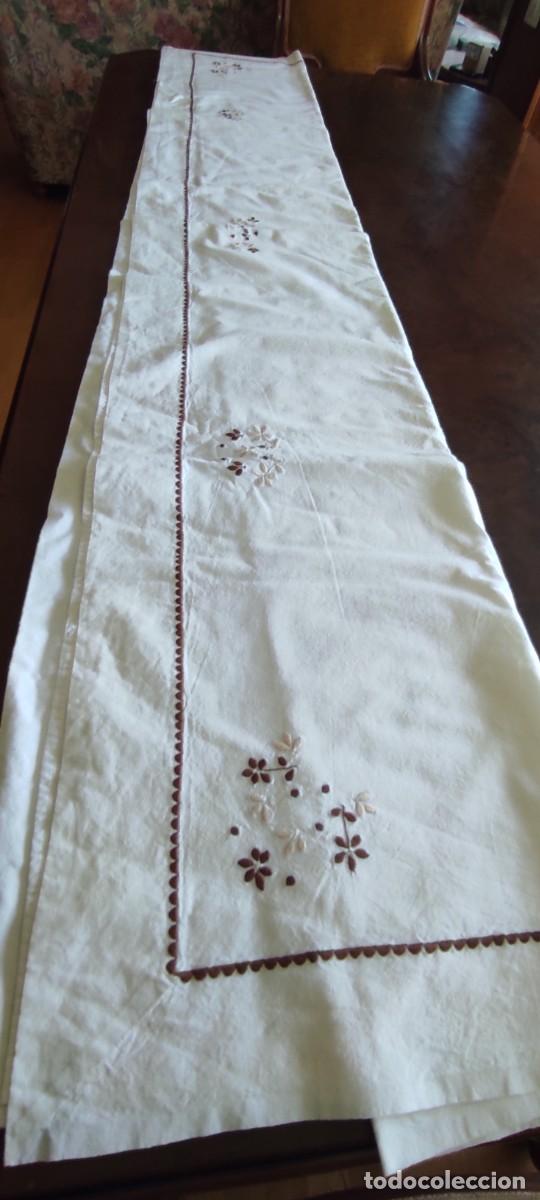 Antig&uuml;edades: ANTIGUA SABANA DE HILO DE AJUAR BORDADA A MANO EN TONOS MARRON Y BEIGE - FLORES - 182x212 cm&rdquo;