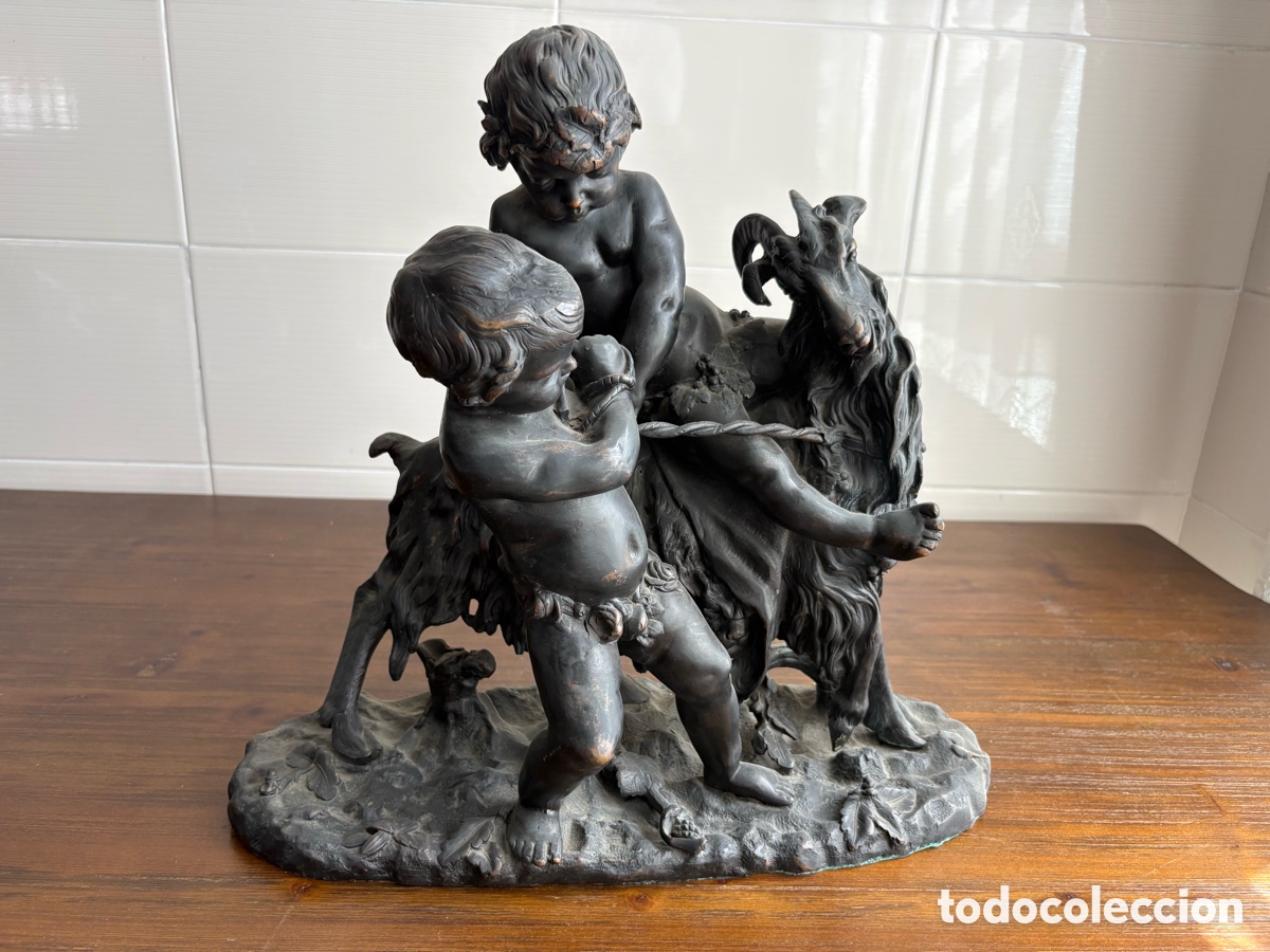 Antig&uuml;edades: Escultura antigua de bronce macizo con putti y cabra &ndash; Grupo escult&oacute;rico cl&aacute;sico