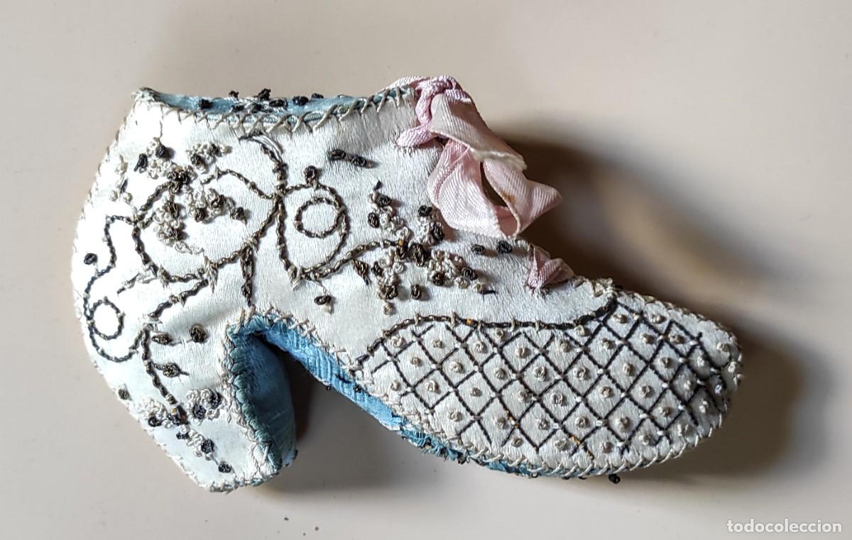 Antig&uuml;edades: Alfiletero antiguo con forma de zapato. Siglo XIX.