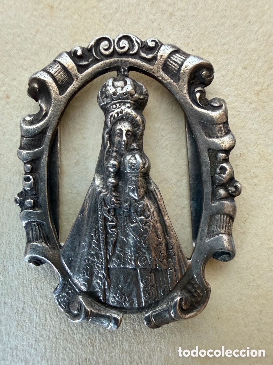 Antig&uuml;edades: Pasador Hebilla Virgen con Ni&ntilde;o Plata Espa&ntilde;ola siglo XVIII