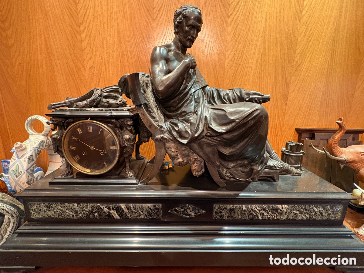 Antig&uuml;edades: Gran reloj franc&eacute;s Napole&oacute;n III en bronce macizo con figura aleg&oacute;rica de fil&oacute;sofo &ndash; Siglo XIX