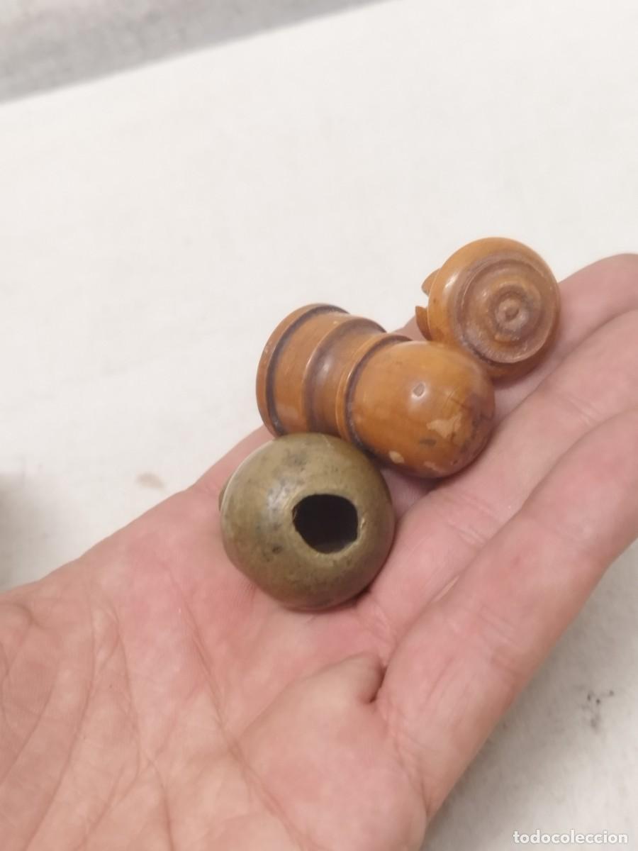 Antig&uuml;edades: Lote de 3 pomos, tiradores ornamentos a identificar. Bronce o laton y madera.