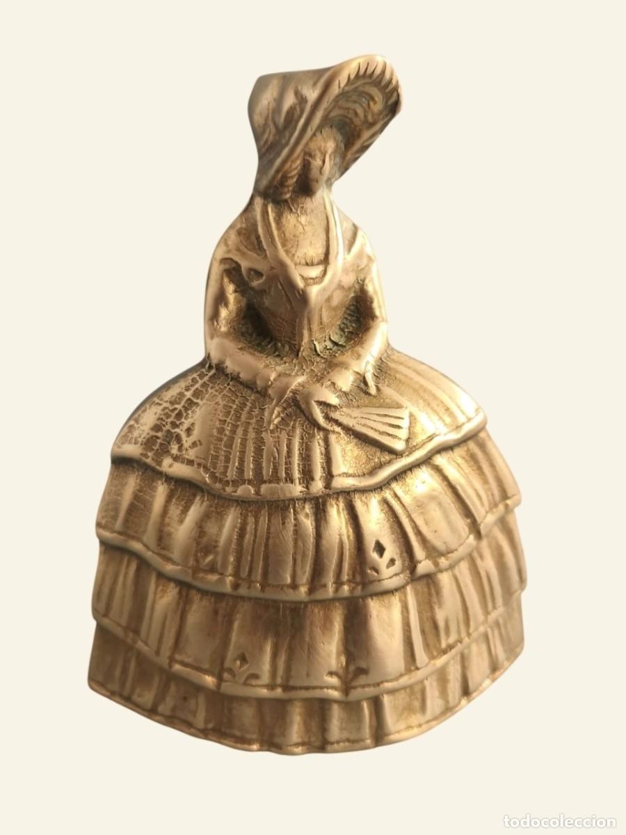 Antig&uuml;edades: Campana de mesa de bronce con figura de dama cortesana. Mediados del siglo XX