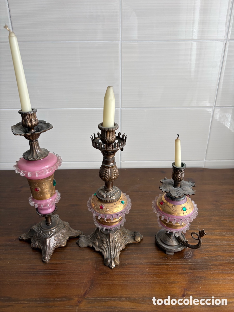 Antig&uuml;edades: Juego de tres antiguos candeleros victorianos con cristal opalino rosa y metal fundido