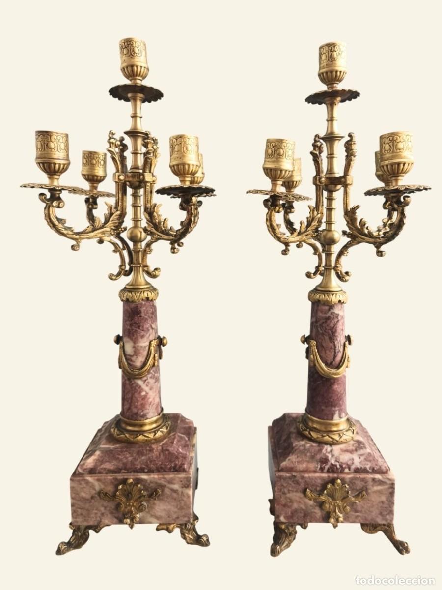 Antig&uuml;edades: Pareja de candelabros franceses de m&aacute;rmol y bronce de 5 luces. Estilo Napole&oacute;n III, siglo XIX