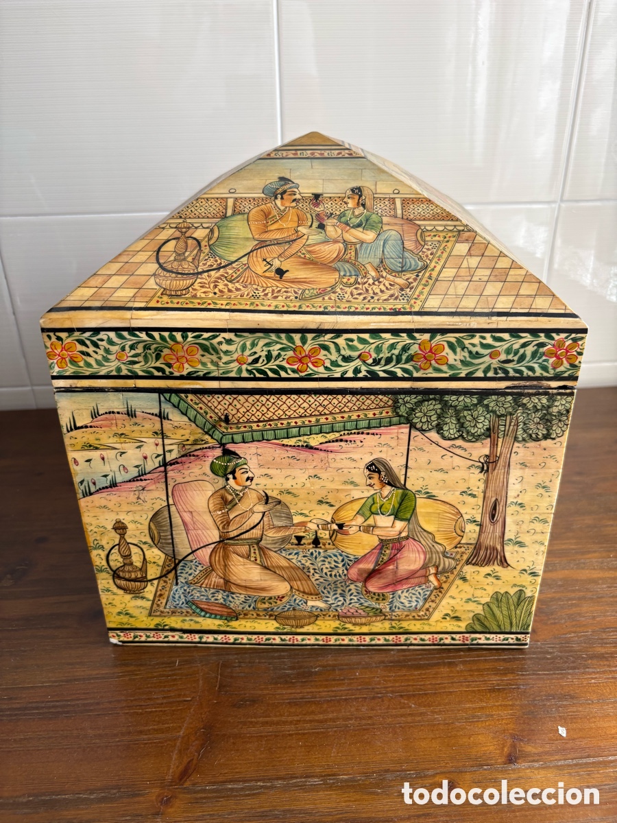 Antig&uuml;edades: Caja joyero india 30x30 pintada a mano con escenas Mughal &ndash; Madera lacada