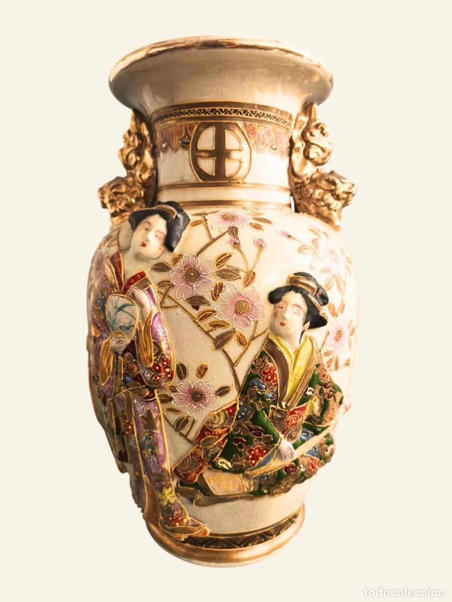 Antig&uuml;edades: Jarr&oacute;n japon&eacute;s de cer&aacute;mica esmaltada en relieve con figuras orientales y asas de le&oacute;n. 32 cm