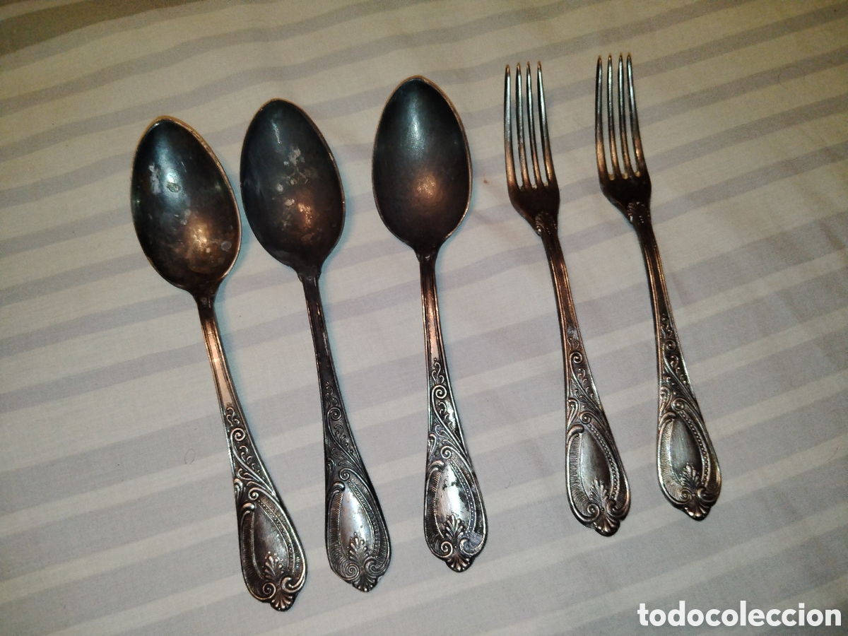 Antig&uuml;edades: Tres cucharas y dos tenedores de alpaca.