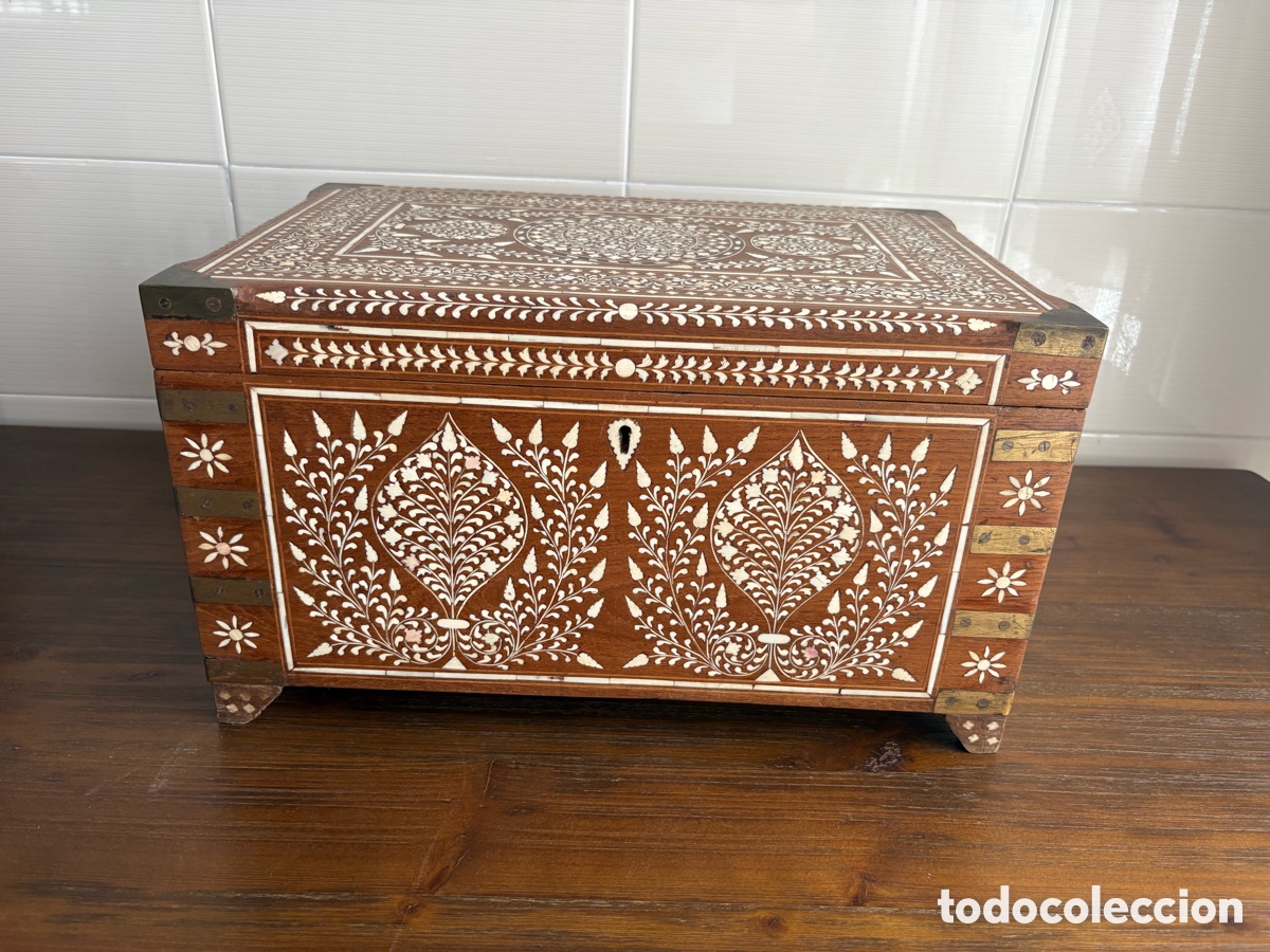 Antig&uuml;edades: Antiguo cofre joyero indio 30x20 con marqueter&iacute;a de hueso, espejo y llave &ndash; Madera noble