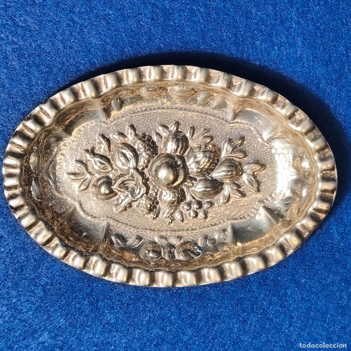 Antiquit&eacute;s: BANDEJA DE ALPACA PLATEADA TEMAS FLORALES. MED. 11 X 8 CMS