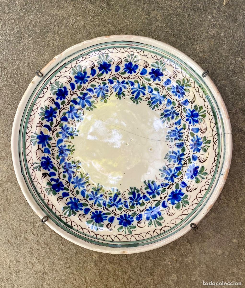 Antig&uuml;edades: Antiguo plato de cer&aacute;mica, Manises, producci&oacute;n JV, iniciales en el reverso, finales del siglo XIX.