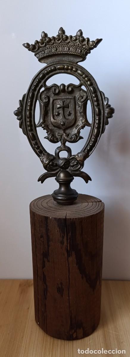 Antig&uuml;edades: Remate Her&aacute;ldico en Bronce de la Orden del Carmen con Base - Foto 2