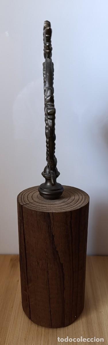 Antig&uuml;edades: Remate Her&aacute;ldico en Bronce de la Orden del Carmen con Base - Foto 3