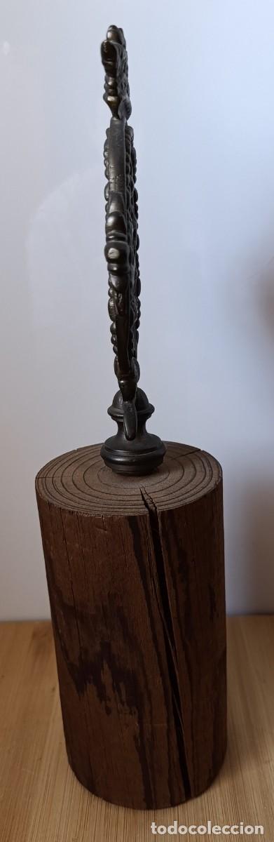 Antig&uuml;edades: Remate Her&aacute;ldico en Bronce de la Orden del Carmen con Base - Foto 5