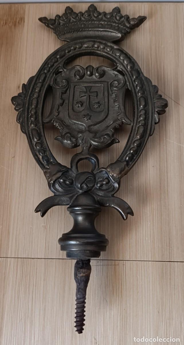 Antig&uuml;edades: Remate Her&aacute;ldico en Bronce de la Orden del Carmen con Base - Foto 6