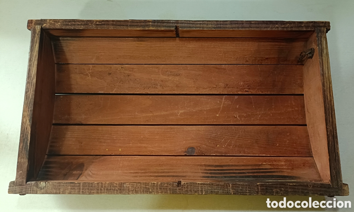 Antig&uuml;edades: Antigua tapadera de madera de un baul - Foto 6