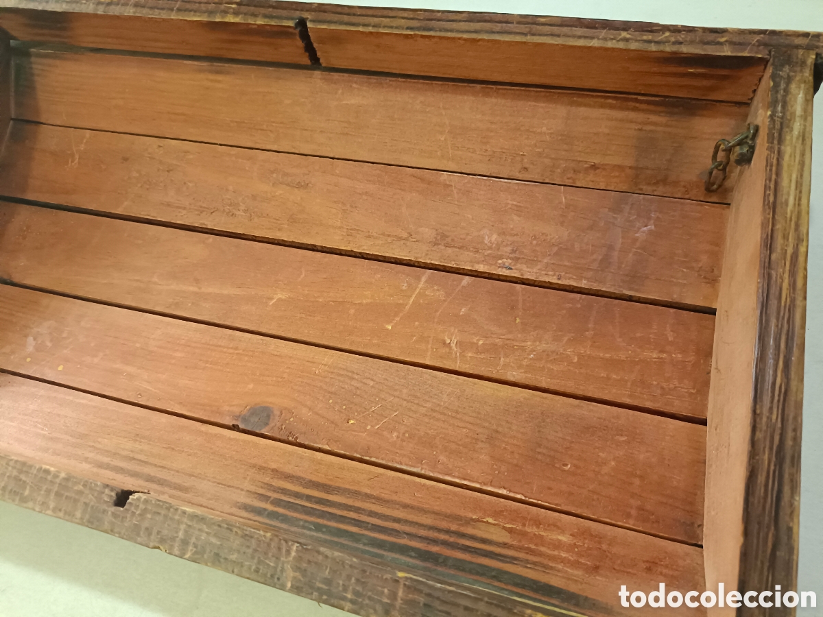 Antig&uuml;edades: Antigua tapadera de madera de un baul - Foto 11