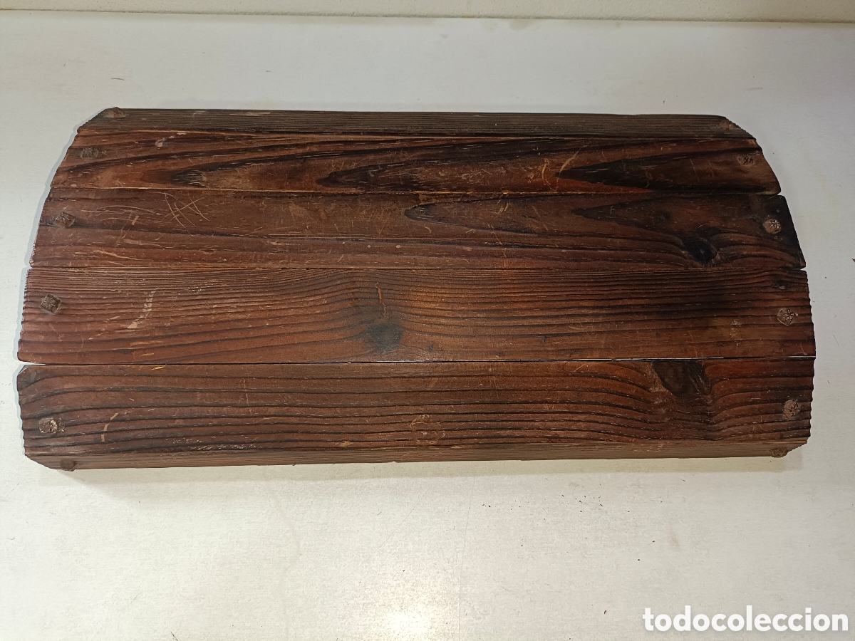 Antig&uuml;edades: Antigua tapadera de madera de un baul - Foto 1