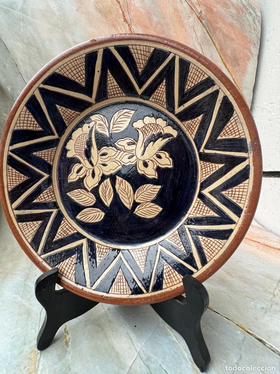 Antig&uuml;edades: Hand-Painted Ceramic Decorative Plate &ndash; Dark Floral & Geometric Design &ndash; Vintage Collectible