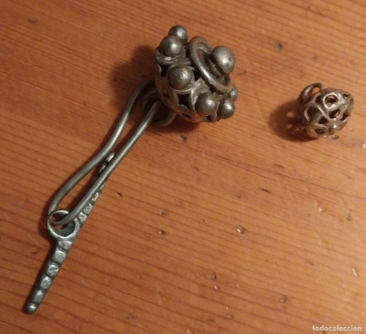 Antiguidades: Dos antiguos botones de plata. S. XVIII.