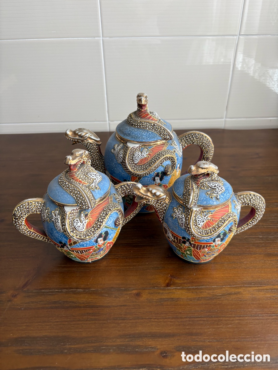 Antig&uuml;edades: Juego de 3 teteras japonesas Satsuma con dragones en relieve y geishas