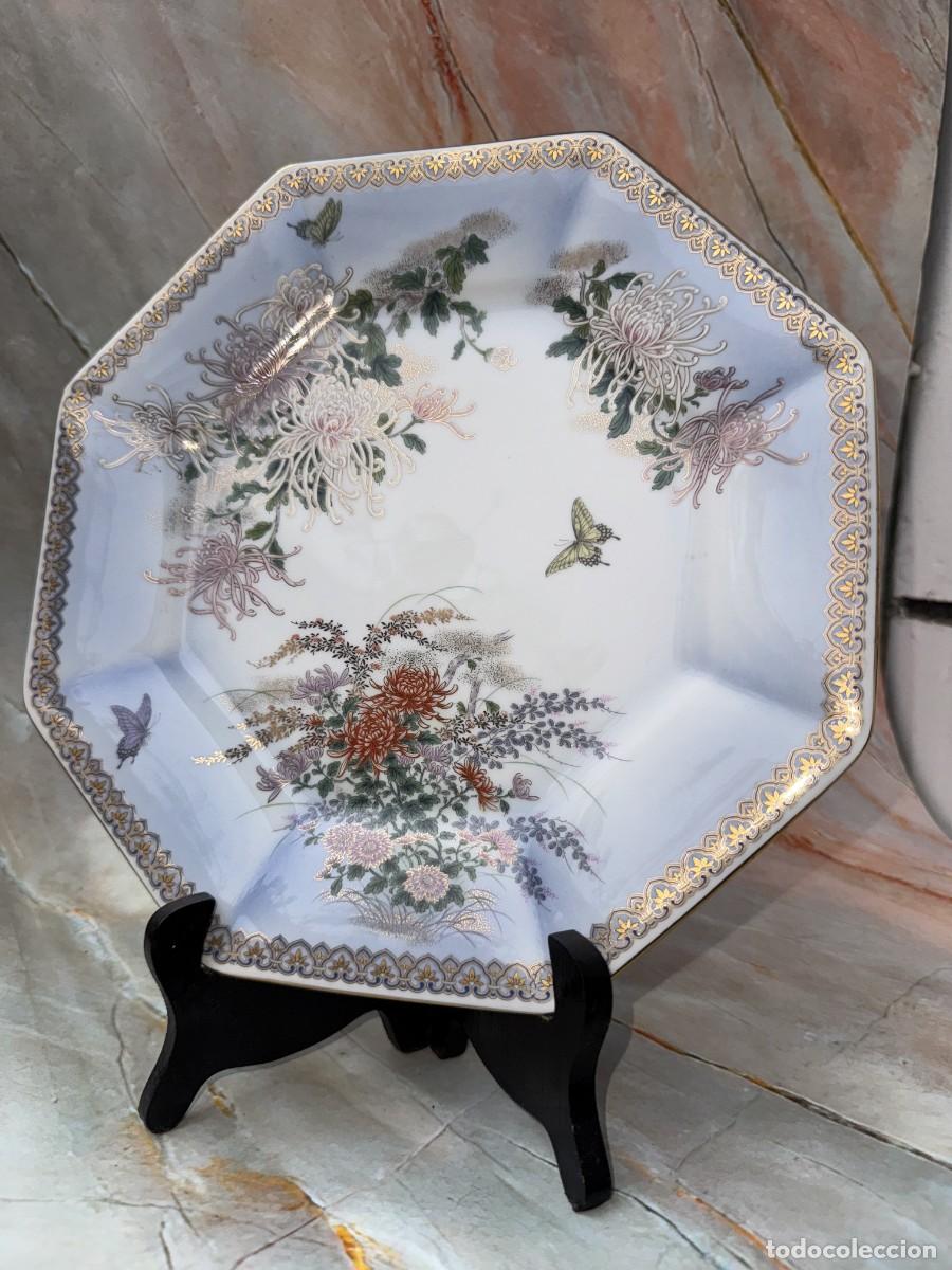 Antig&uuml;edades: Plato octogonal japon&eacute;s de &eacute;poca &ndash; Porcelana fina de Kioto &ndash; Dise&ntilde;o floral y de mariposas &ndash; Pieza de