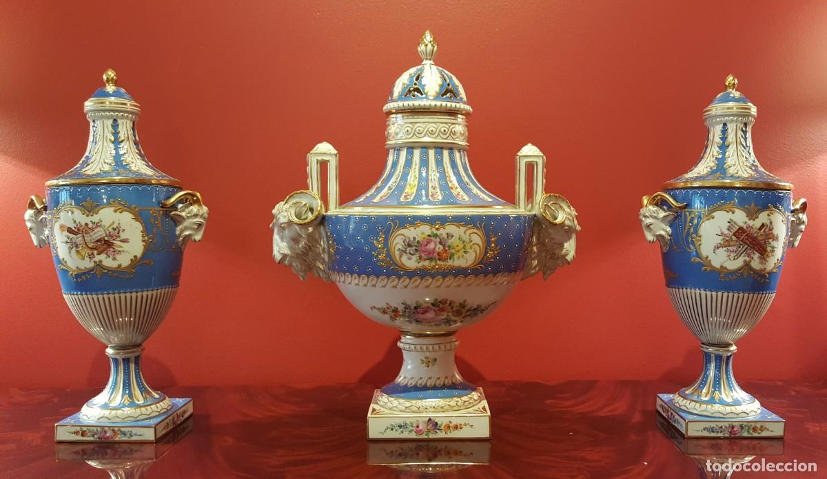 Oggetti Antichi: Centro de mesa de porcelana Sevres, flanqueado por dos jarrones o urnas.
