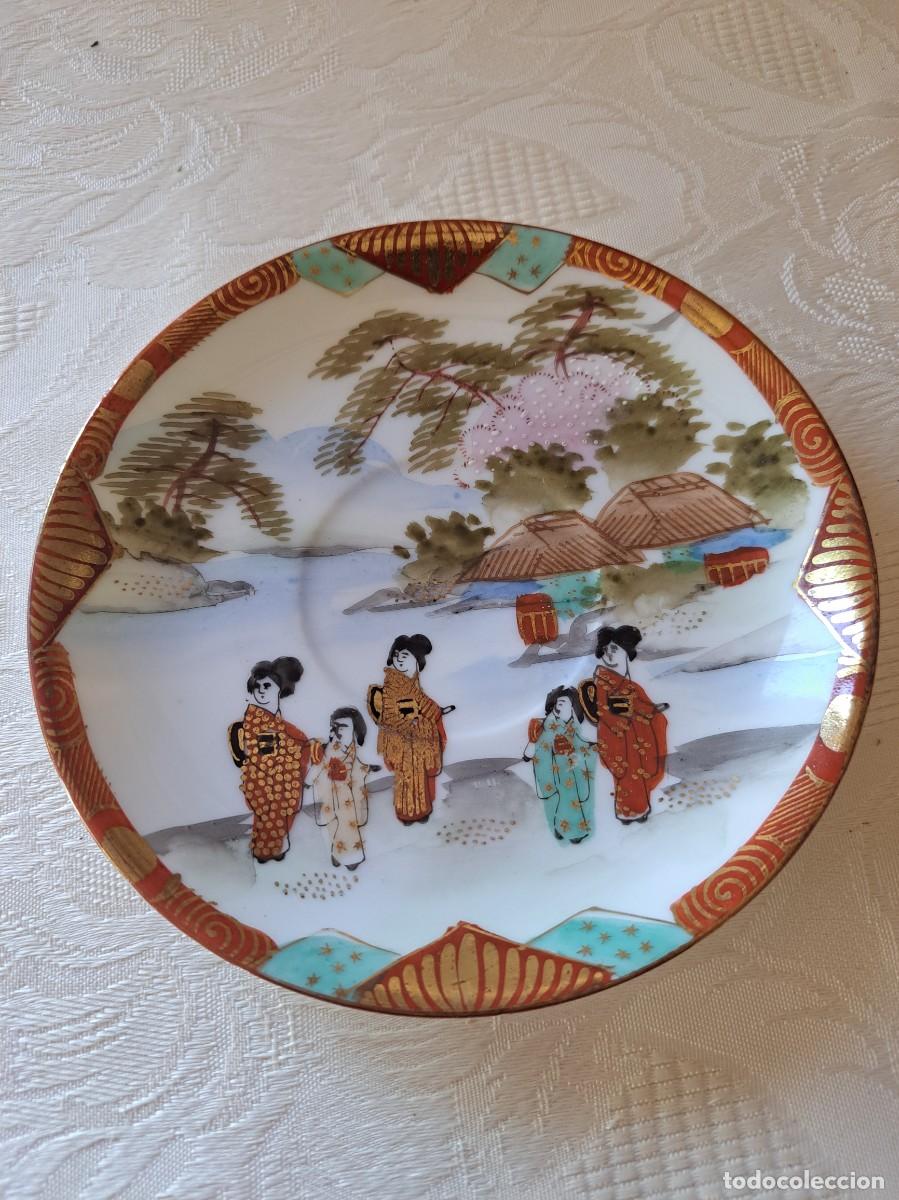 Antig&uuml;edades: Bonito platillo de taza de t&eacute; de porcelana china, pintada a mano, geishas en el jard&iacute;n . sellado